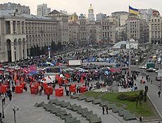 Ucranianos protestam em praa de Kiev contra dissoluo do Parlamento