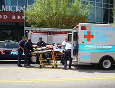 Oficiais de resgate transportam vtima de tiroteio no complexo da CNN em Atlanta