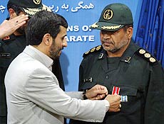 Presidente iraniano, Mahmoud Ahnmadibnejad, condecora membros da Guarda Costeira