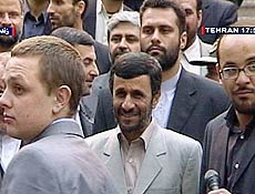 Mahmoud Ahmadinejad conversa com grupo de militares britnicos aps anunciar libertao