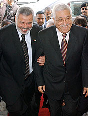 Ismail Haniyeh (esq.) e Mahmoud Abbas se renem em Gaza