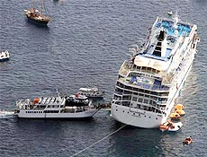 Passageiros do navio "Sea Diamond" so trasnferidos para embarcao de resgate