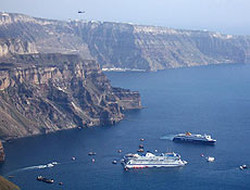 Navio de cruzeiro comeou a afundar em frente  ilha de Santorini, na Grcia