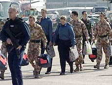 Britnicos libertados pelo Ir chegam ao aeroporto de Heathrow, no Reino Unido