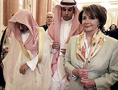 Nancy Pelosi  recebida por oficiais sauditas durante visita a conselho de Riad