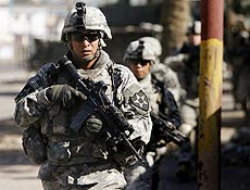 Soldados americanos iniciam revista de prdio em Bagd; dois oficiais morreram hoje