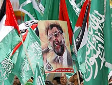 Partidrios do Hamas levam bandeiras e fotos de Abdel al Rantissi, lder morto, em passeata
