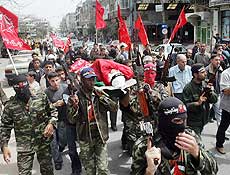 Membros da Frente Democrtica pela Libertao da Palestina vo a funeral 