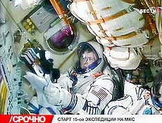 Imagem de TV russa mostra o turista Charles Simonyi prestes a decolar, a bordo do Soyuz