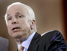 John McCain defendeu a continuidade da guerra no Iraque para fortalecer campanha