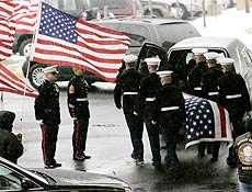 Fuzileiros navais americanos levam caixo de colega morto no Iraque aps funeral