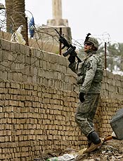 Soldado americano realiza patrulha em bairro de Bagd