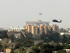 Helicpteros militares sobrevoam Zona Verde; exploso em Parlamento mata 2 legisladores