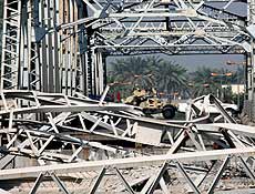Veculo militar bloqueia ponte destruda em Bagd; caminho-bomba mata dez pessoas
