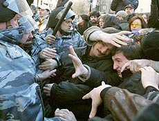 Policiais russos enfrentam manifestantes em protesto contra governo em Moscou