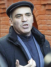 Garry Kasparov fala com jornalistas no tribunal, antes de ser liberado