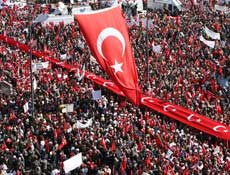 Milhares de turcos vo s ruas de Ancara neste sbado em defesa de Estado secular 