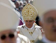 O papa Bento 16 durante celebrao de seus 80 anos na praa So Pedro, no Vaticano