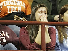 Estudante chora em cerimnia de homenagem  vtimas de massacre na Virginia Tech