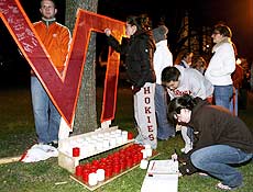 Estudantes acendem velas aps ataques que mataram 32 em campus de universidade