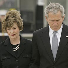 Casal Bush em cerimnia de homenagem a vtimas de massacre que matou 32