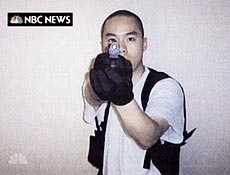 Imagem enviada pelo atirador  NBC mostra Cho apontando arma de fogo para cmera
