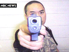 Imagem contida em pacote enviado à NBC mostra Cho apontando arma para a câmera