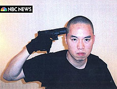 Imagem contida em pacote enviado  NBC mostra Cho apontando arma para si mesmo