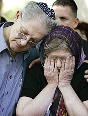 Parentes de professor Librescu choram durante enterro em Israel