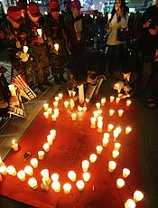 Sul-coreanos homenageam vtimas de massacre nos Estados Unidos