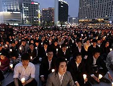Sul-coreanos fazem viglia  luz de velas em homenagem a vtimas de massacre na Virgnia 