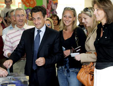 Rodeado pela famlia, Nicolas Sarkozy comparece para votar na eleio francesa
