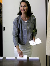 Candidata socialista Sgolne Royal d seu voto em eleio na Frana