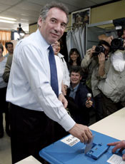 Candidato centrista Franois Bayrou vota em eleio francesa