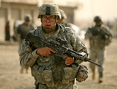 Soldado americano patrulha vila de Al Majahreen, 40 km a leste de Bagd