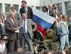 Boris Ieltsin (esquerda) sobe em tanque para discursar contra golpe na Rssia
