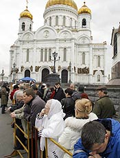 Russos se renem em frente a catedral para homenagear Ieltsin
