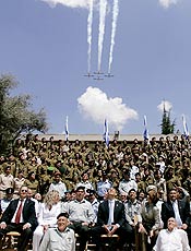 Premi israelense, Ehud Olmert (centro), participa de celebrao