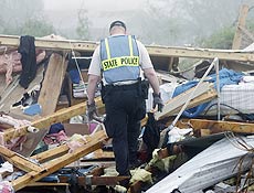 Oficial examina destroços de casa após tornado passar por Eagle Pass, no Texas