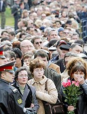 Russos se renem em frente a catedral antes de funeral