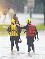 Oficiais resgatam criana que ficou isolada durante chuva no Texas