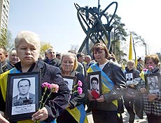 Parente de vtimas fazem fila para lembrar mortos em desastre nuclear de Tchernobil<BR>