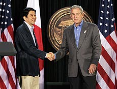 Premi japons, Shinzo Abe, ao lado de George W. Bush em coletiva em Washington  