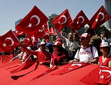 Manifestantes defendem Estado laico na Turquia durante ato em Istambul