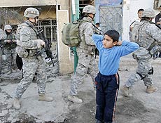 Soldados americanos patrulham ruas em Bagdá; ataque suicida mata ao menos 30
