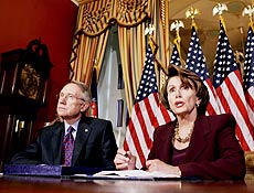 Líderes democratas Harry Reid (esq.) e Nancy Pelosi defendem retirada das tropas