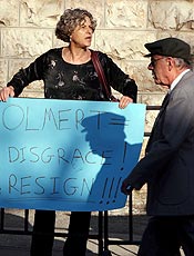 Mulher israelense segura cartaz que pede renncia de Olmert