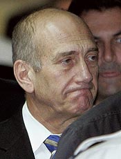 O premi israelense, Ehud Olmert, sofre presso popular para renunciar