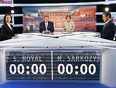Royal (esq.) e Sarkozy (dir.) se enfrentam frente a frente em debate na TV