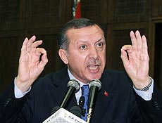 Premi turco Recep Tayyip Erdogan fala a legiladores de seu partido em Ancara